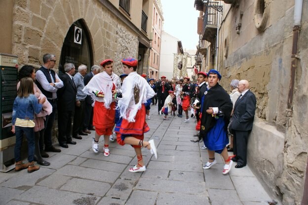 Los danzadores bailaron ante Santo Domingo y la Virgen. :: F. D.