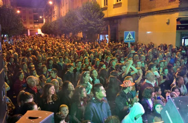 La calle San Matías, a rebosar durante la actuación. :: Miguel Herreros