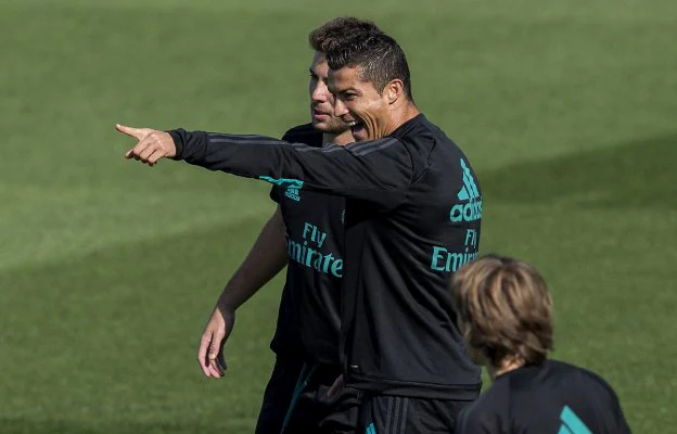Cristiano Ronaldo bromea durante un entrenamiento del Real Madrid en Valdebebas. :: efe