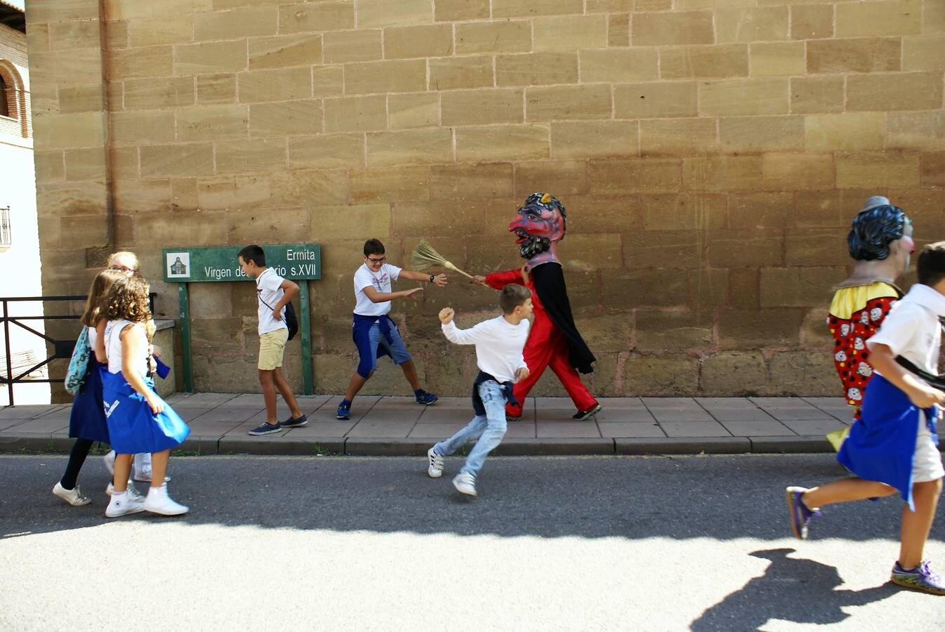 El disparo del cohete en Baños de Río Tobía dio inicio a las fiestas de San Mateo.