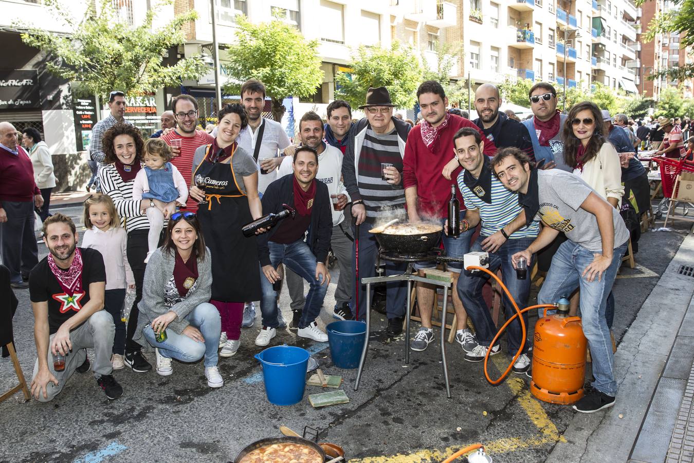 Gran ambiente y mejores guisos en el X Concurso de Calderetas que se ha celebrado en la calle Gonzalo de Berceo.