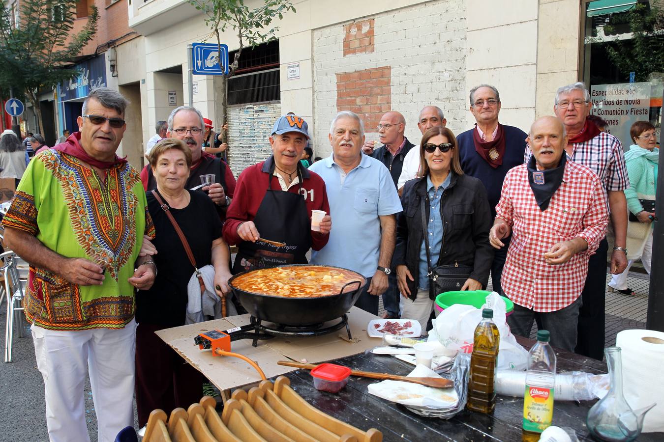 Gran ambiente y mejores guisos en el X Concurso de Calderetas que se ha celebrado en la calle Gonzalo de Berceo.