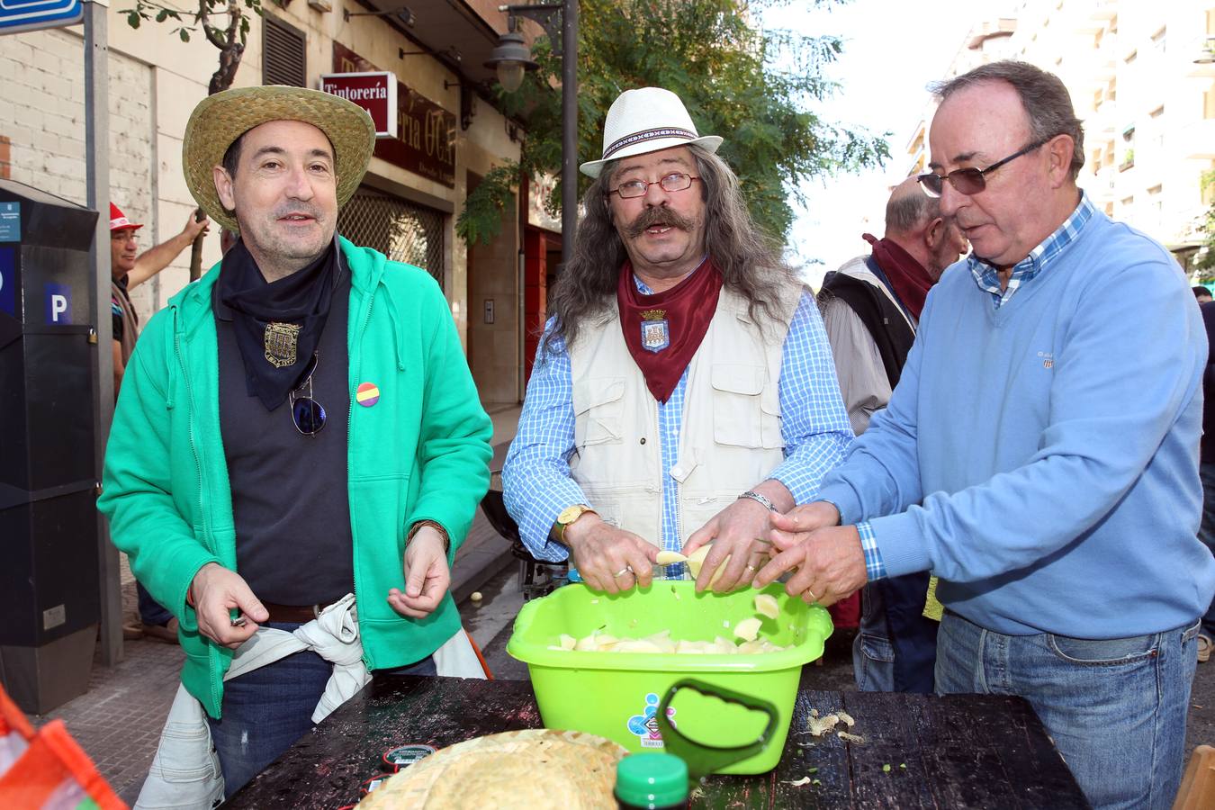 Gran ambiente y mejores guisos en el X Concurso de Calderetas que se ha celebrado en la calle Gonzalo de Berceo.