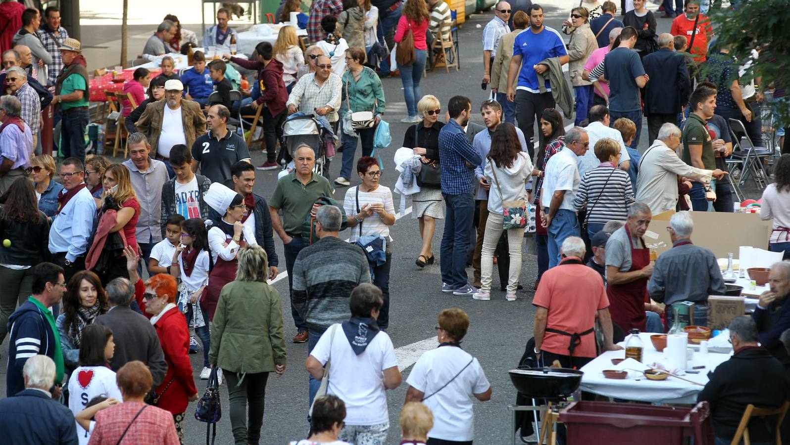 Gran ambiente y mejores guisos en el X Concurso de Calderetas que se ha celebrado en la calle Gonzalo de Berceo.