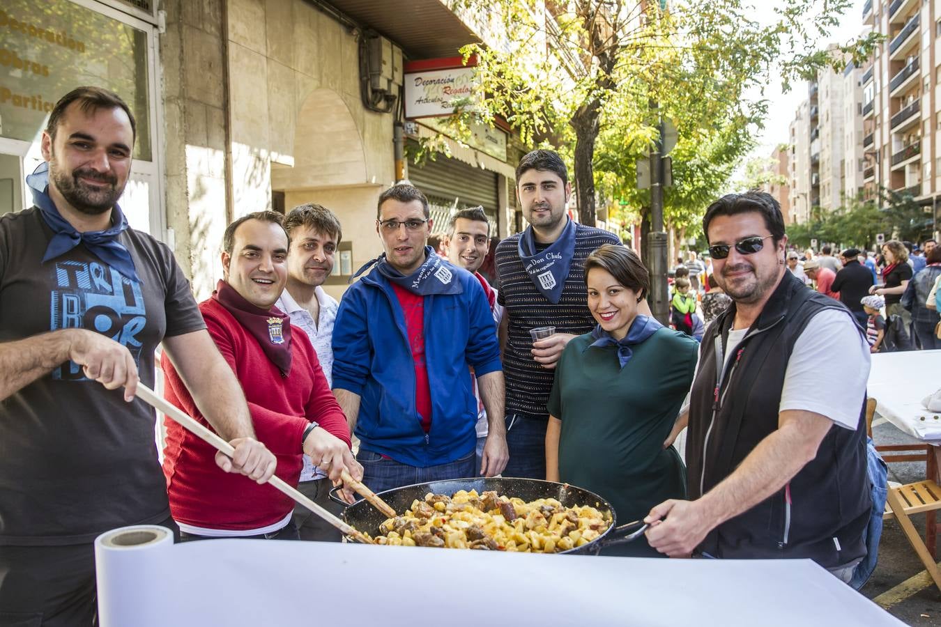 Gran ambiente y mejores guisos en el X Concurso de Calderetas que se ha celebrado en la calle Gonzalo de Berceo.