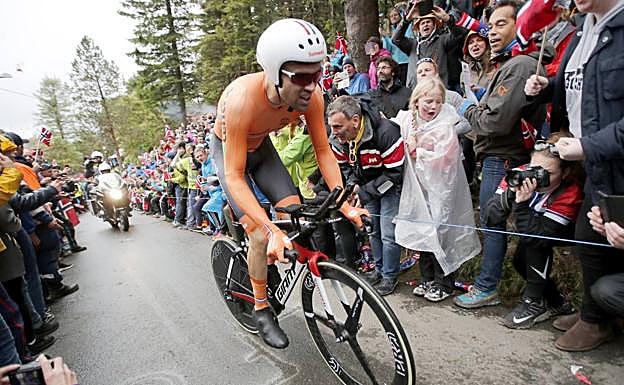 El ciclista holandés Tom Dumoulin, durante la prueba. 