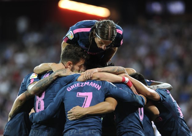 Los jugadores del Atlético de Madrid celebran el primer gol. :: afp