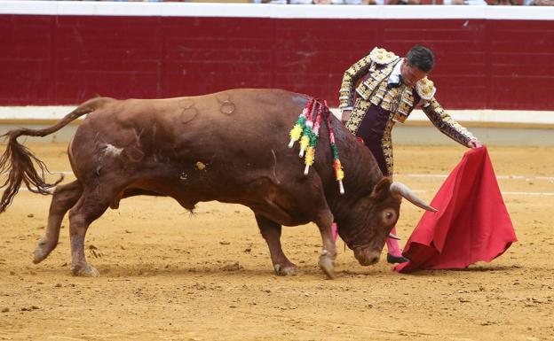 Urdiales pone el argumento a una tarde agria