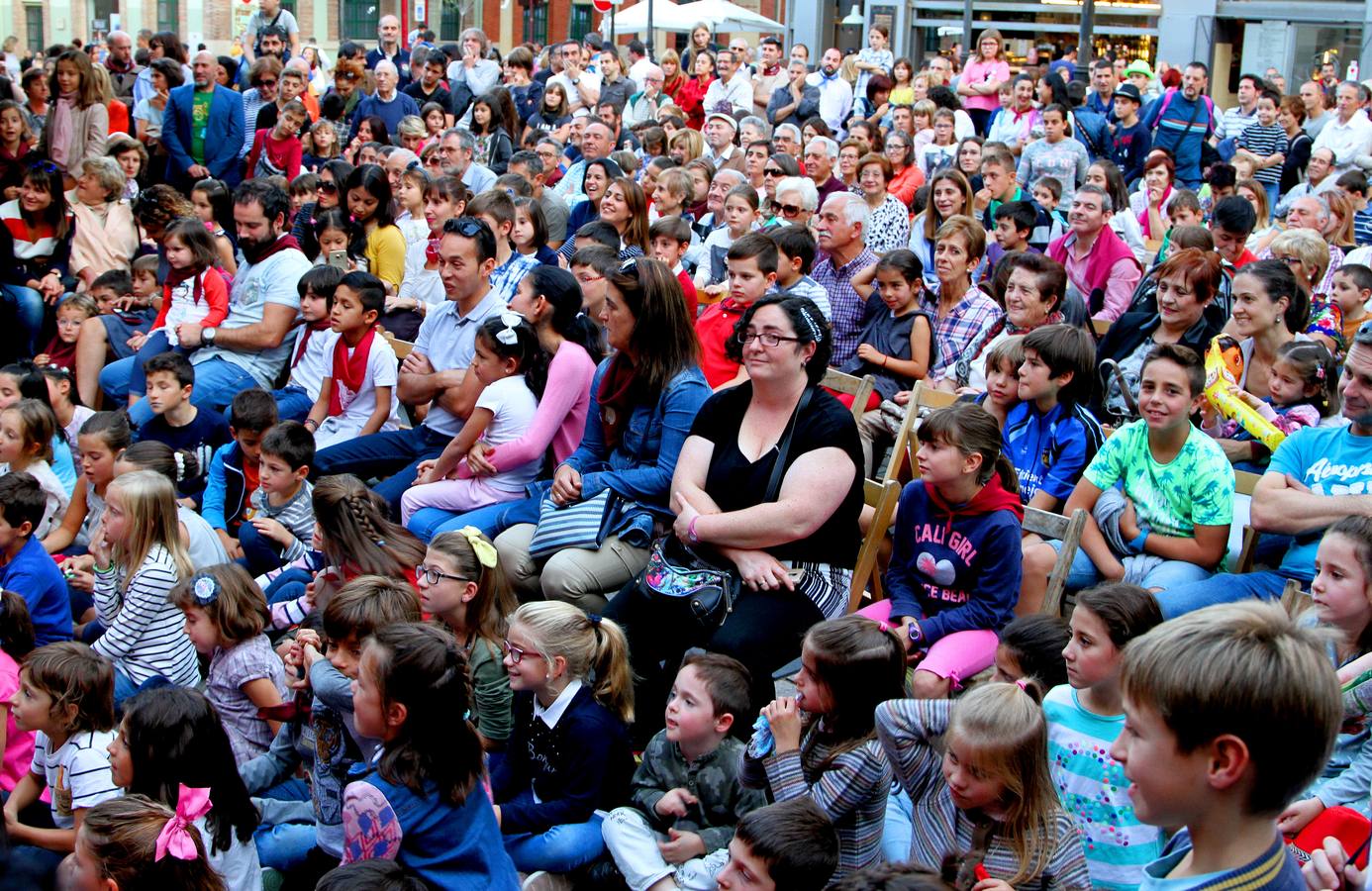 El mago Calavia dejó con la boca abierta a niños y mayores con sus trucos.