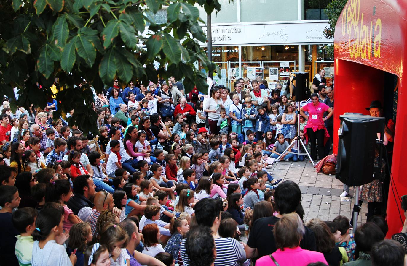 El mago Calavia dejó con la boca abierta a niños y mayores con sus trucos.