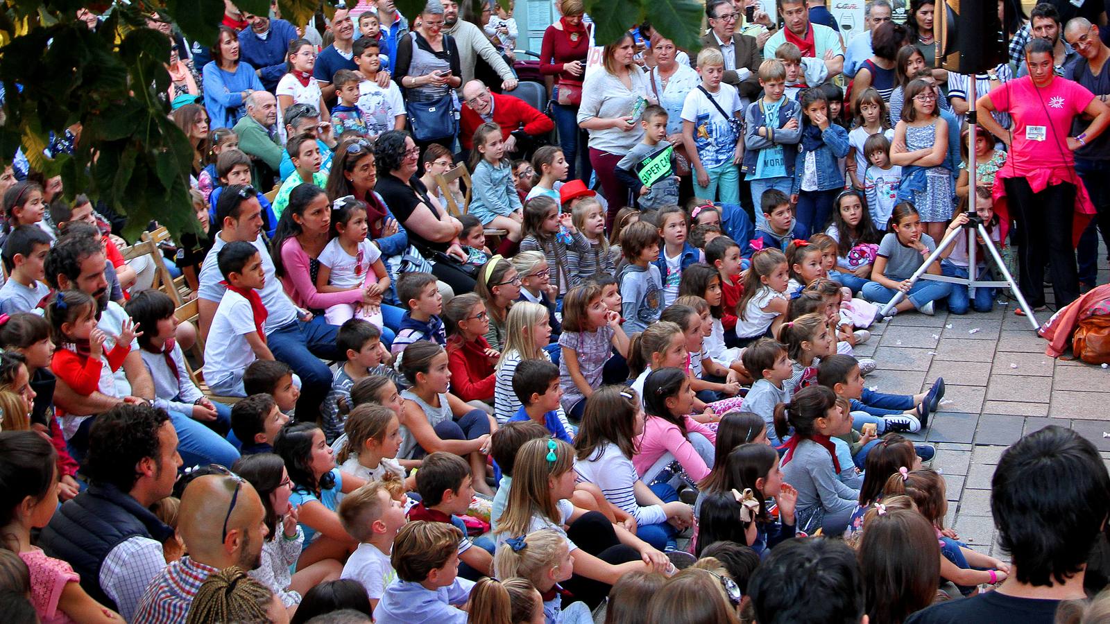 El mago Calavia dejó con la boca abierta a niños y mayores con sus trucos.