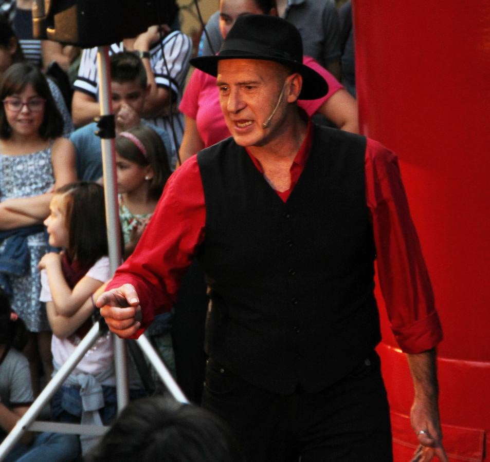 El mago Calavia dejó con la boca abierta a niños y mayores con sus trucos.