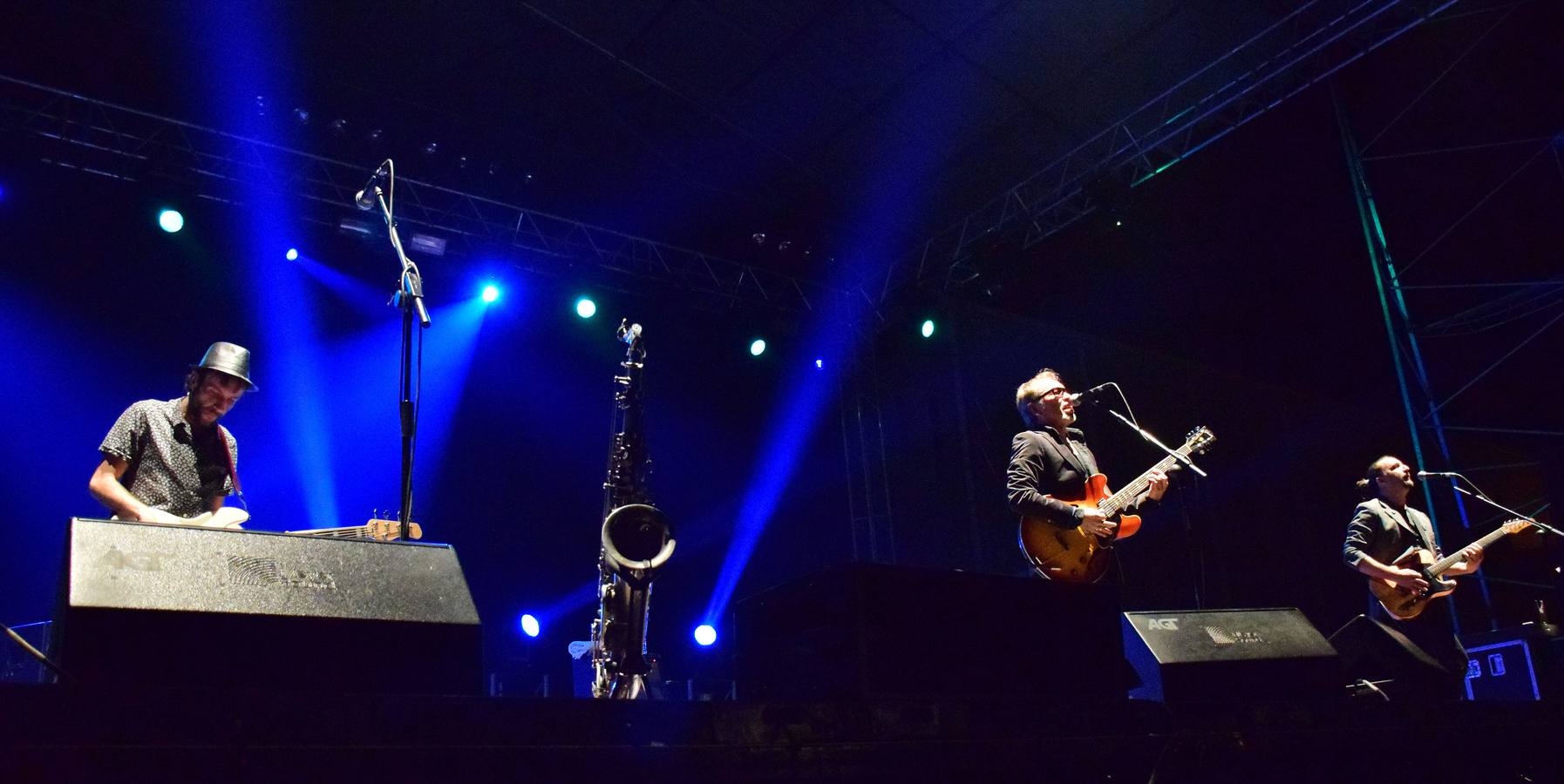 Cientos de personas vieron en directo el concierto de la banda Nacha Pop