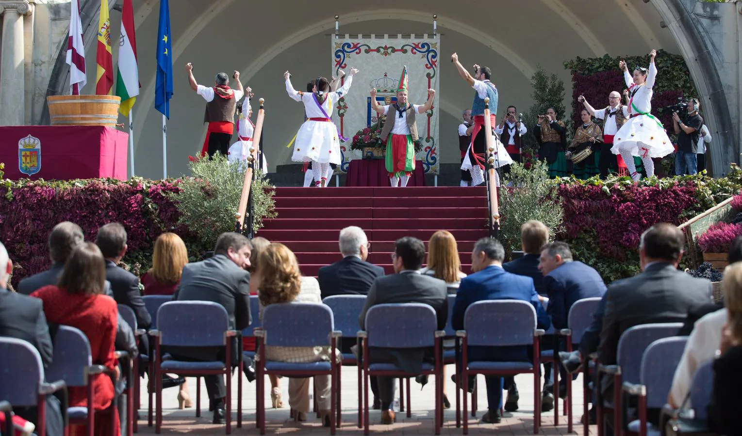 El Espolón vivió la ofrenda ofrenda del primer mosto a la Virgen de Valvanera, patrona de La Rioja, en el principal acto institucional de las Fiestas de San Mateo y de la Vendimia Riojana 