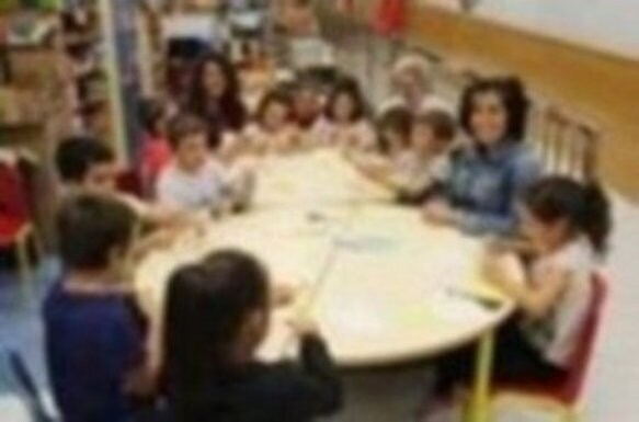 La alcaldesa de Haro, Laura Rivado, sentada junto a los niños de la ludoteca municipal. :: D.M.A.
