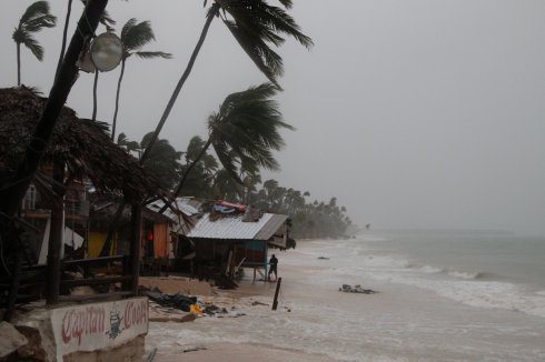 Un hombre camina entre los escombros, en Punta Cana. 	:: reuters
