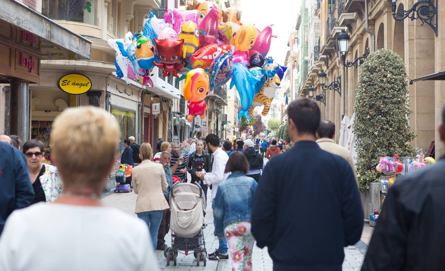 Muchos espectáculos t gran ambiente en las calles logroñesas.