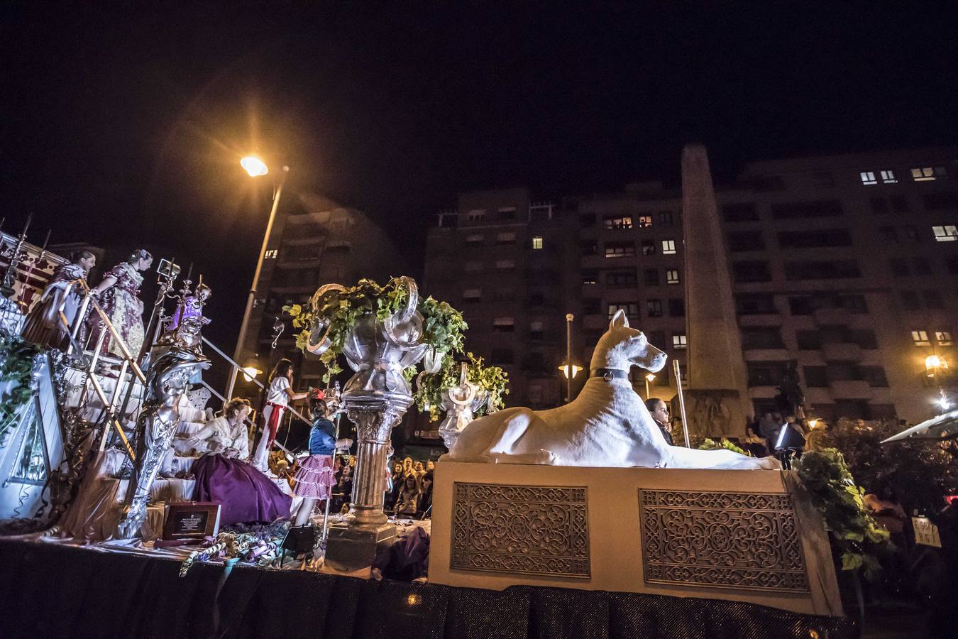 La carroza de la Federación de Casas Regionales, alusiva al lujo de disfrutar del Rioja en la mesa, ha ganado hoy el concurso del tradicional desfile de carrozas de las Fiestas de San Mateo y 61 Vendimia Riojana, de Logroño.