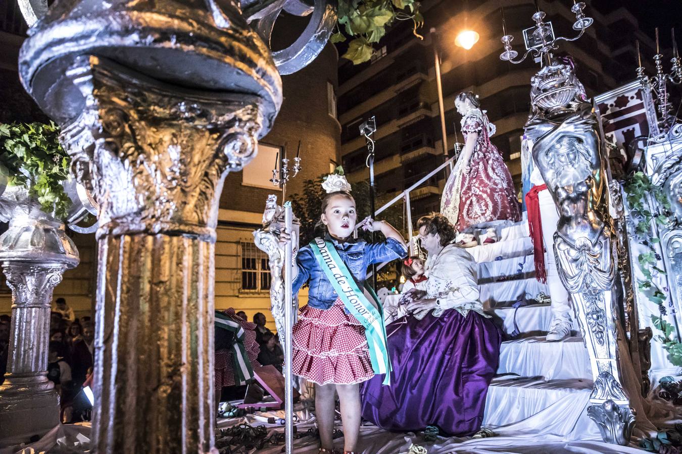 La carroza de la Federación de Casas Regionales, alusiva al lujo de disfrutar del Rioja en la mesa, ha ganado hoy el concurso del tradicional desfile de carrozas de las Fiestas de San Mateo y 61 Vendimia Riojana, de Logroño.