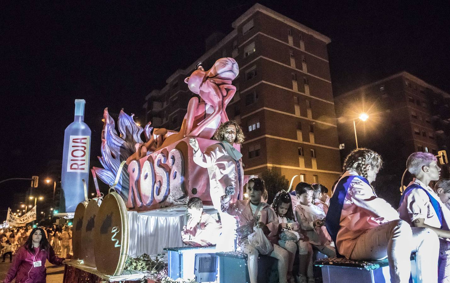 La carroza de la Federación de Casas Regionales, alusiva al lujo de disfrutar del Rioja en la mesa, ha ganado hoy el concurso del tradicional desfile de carrozas de las Fiestas de San Mateo y 61 Vendimia Riojana, de Logroño.