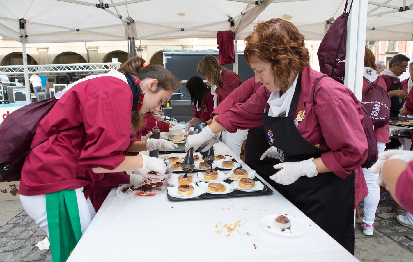 Dentro de la Semana Gastronómica, hoy les ha tocado las degustaciones a la Peña La Rioja, con el confit de pato, y a la Peña La Uva con la brocheta de solomillo sobre queso camerano y salsa de pimientos en la plaza del Mercado