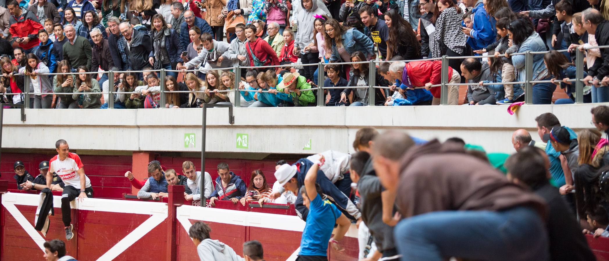 Los asistentes a las vaquillas disfrutaron de lo lindo con las vaquillas saltarinas de José Arriazu. También hubo exhibición de anillas por los campeones de España.