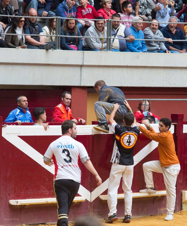 Los asistentes a las vaquillas disfrutaron de lo lindo con las vaquillas saltarinas de José Arriazu. También hubo exhibición de anillas por los campeones de España.