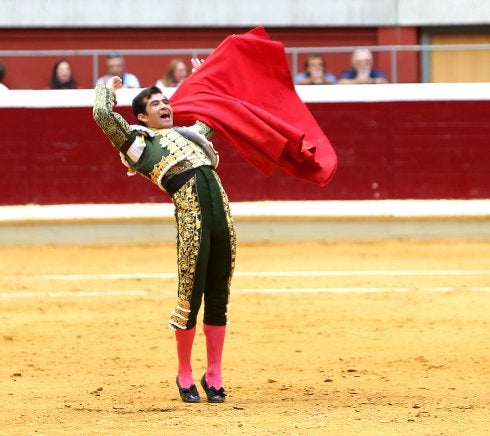 Adame, en un saludo ayer en la plaza logroñesa. :: j. marín