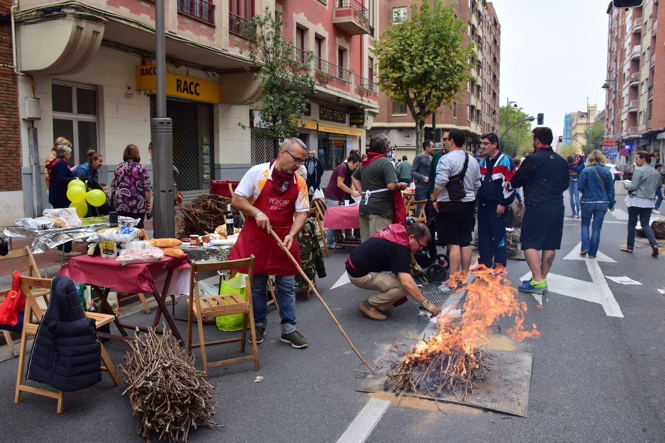 Cientos de personas disfrutaron de las chuletillas al sarmiento en la calle.