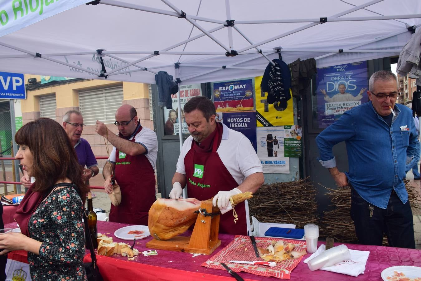 Cientos de personas disfrutaron de las chuletillas al sarmiento en la calle.