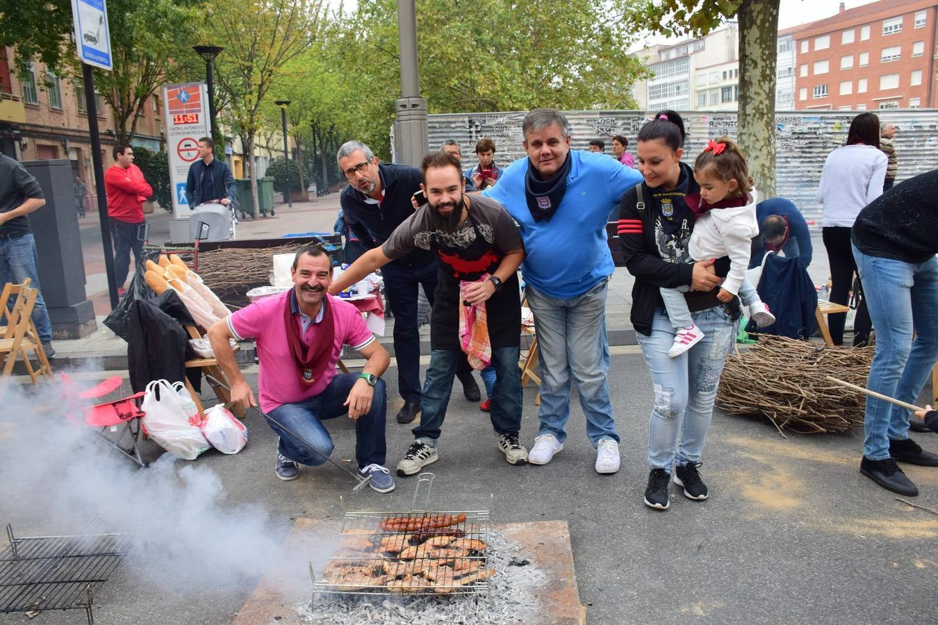 Cientos de personas disfrutaron de las chuletillas al sarmiento en la calle.