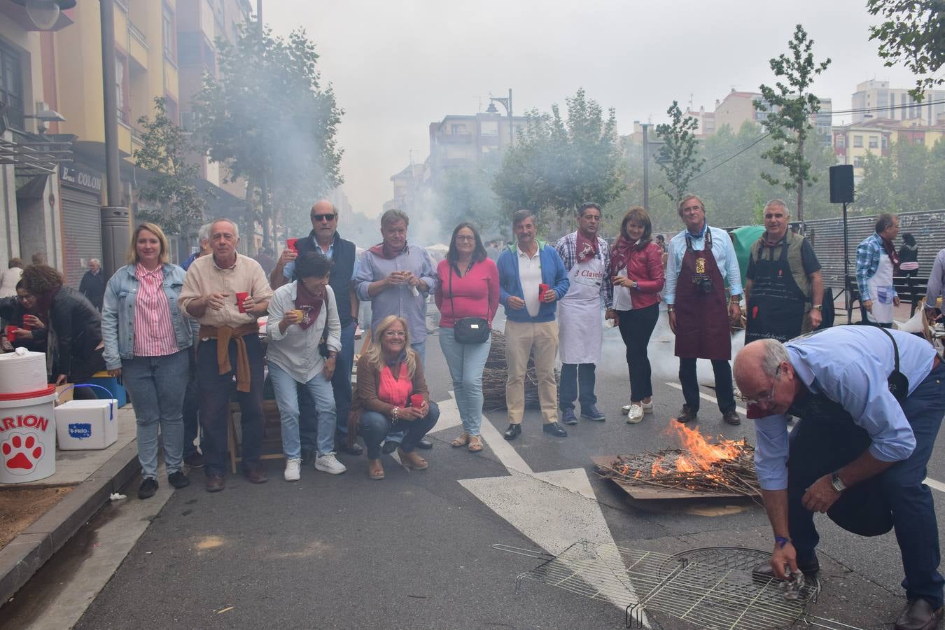 Cientos de personas disfrutaron de las chuletillas al sarmiento en la calle.