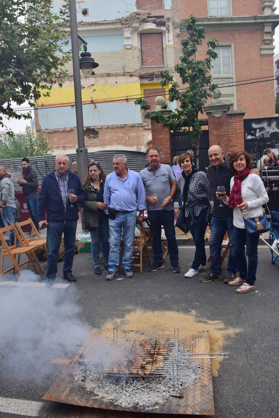 Cientos de personas disfrutaron de las chuletillas al sarmiento en la calle.