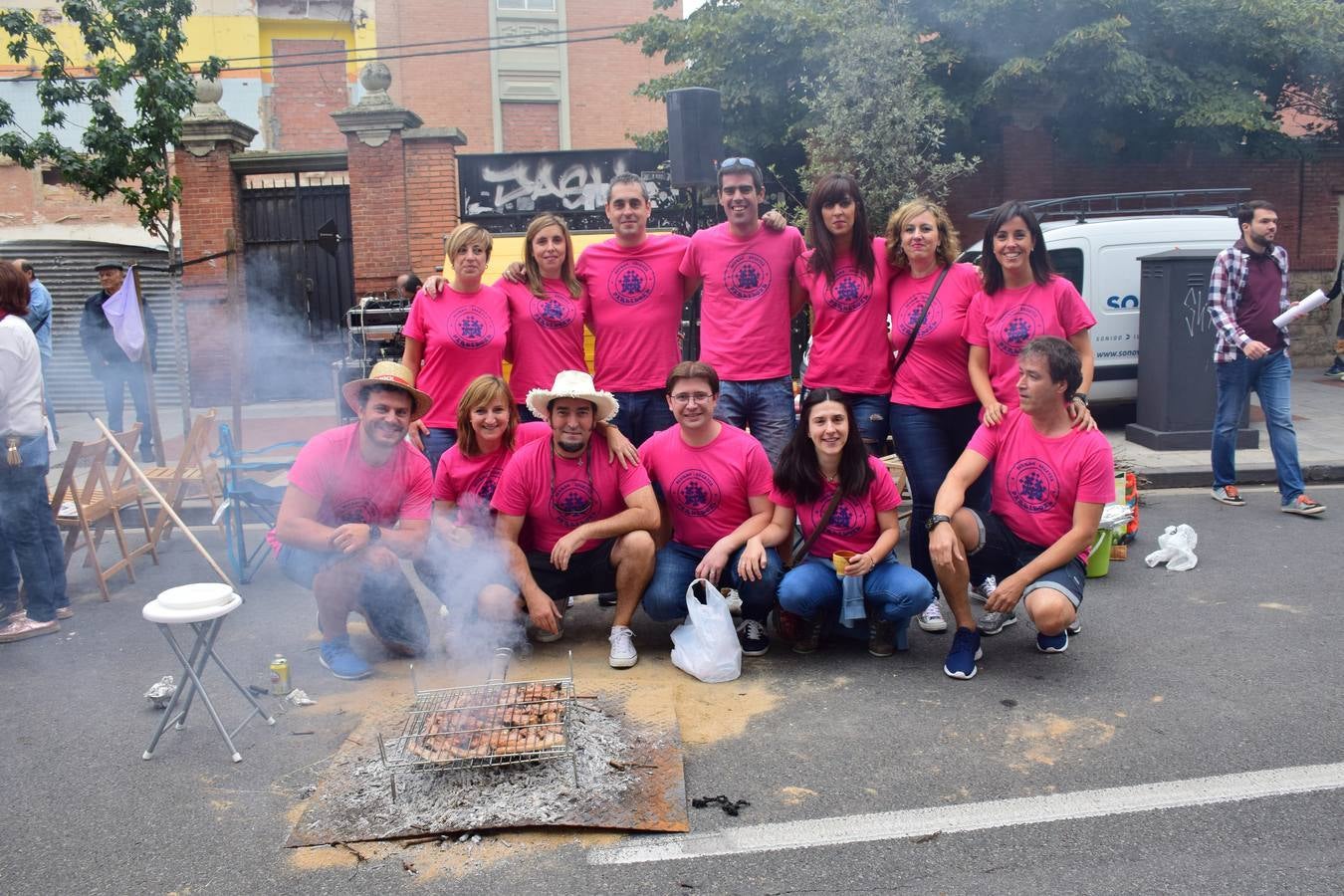 Cientos de personas disfrutaron de las chuletillas al sarmiento en la calle.