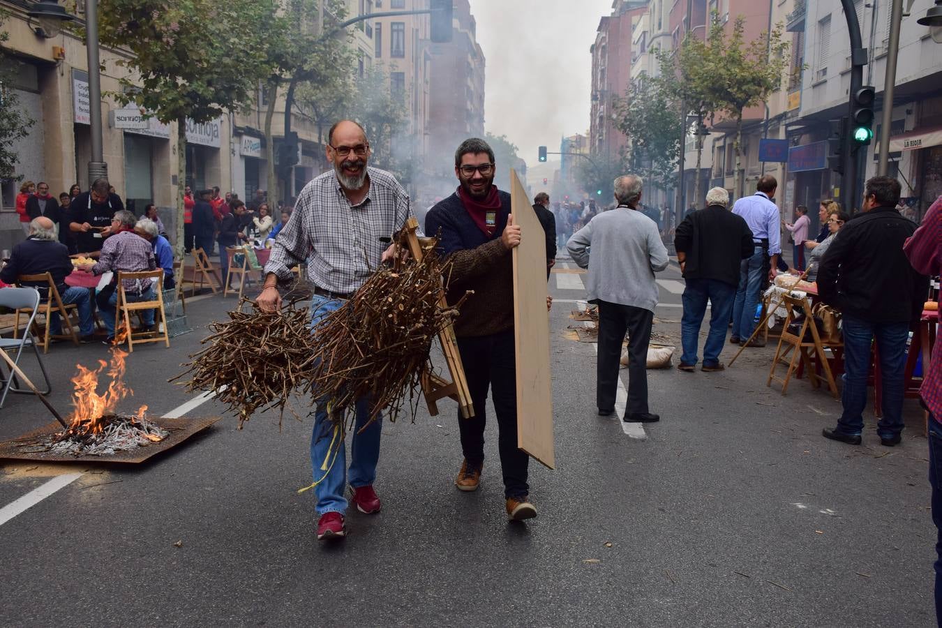 Cientos de personas disfrutaron de las chuletillas al sarmiento en la calle.