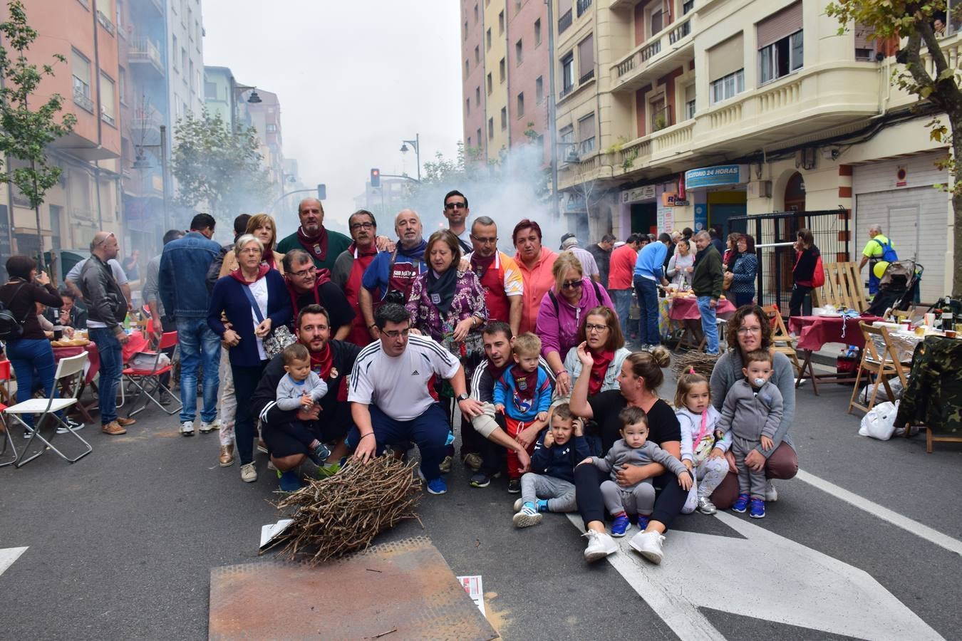 Cientos de personas disfrutaron de las chuletillas al sarmiento en la calle.