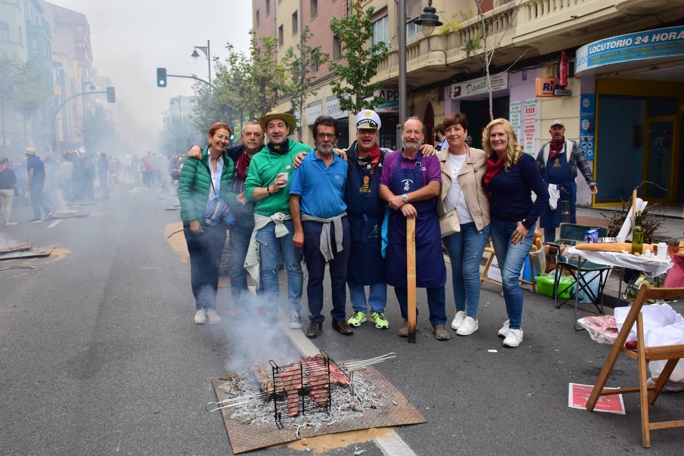 Cientos de personas disfrutaron de las chuletillas al sarmiento en la calle.