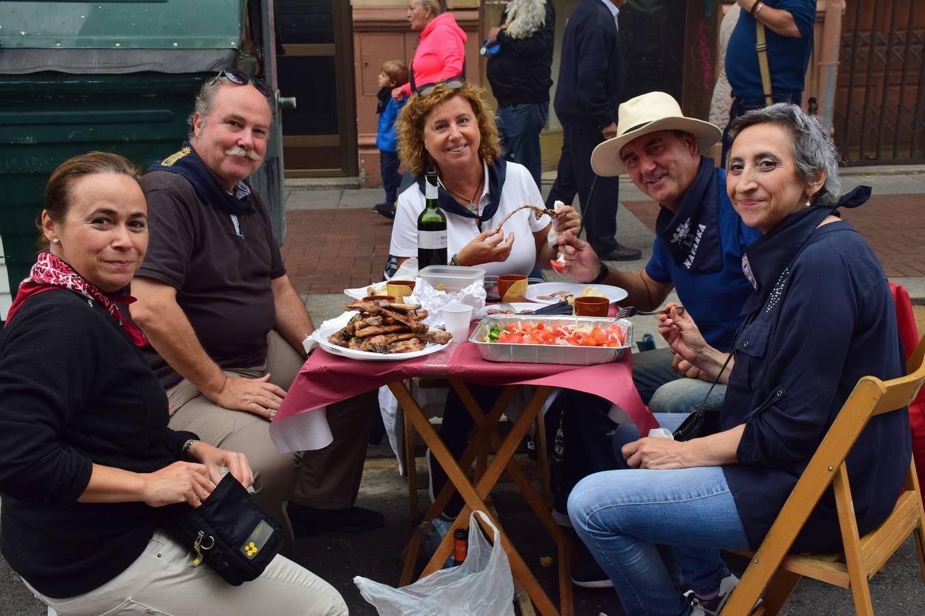 Cientos de personas disfrutaron de las chuletillas al sarmiento en la calle.