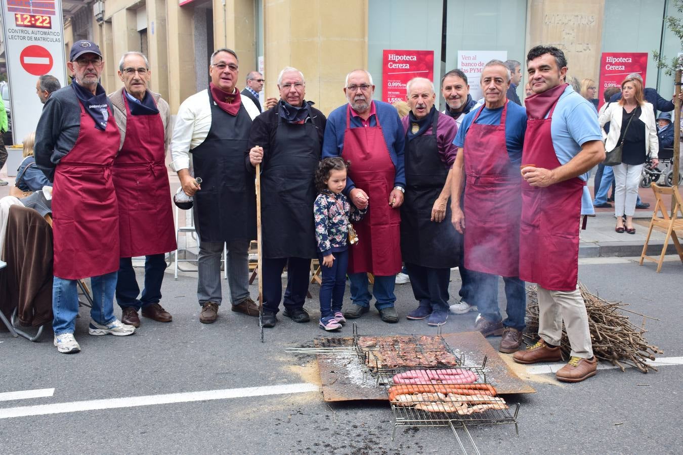 Cientos de personas disfrutaron de las chuletillas al sarmiento en la calle.