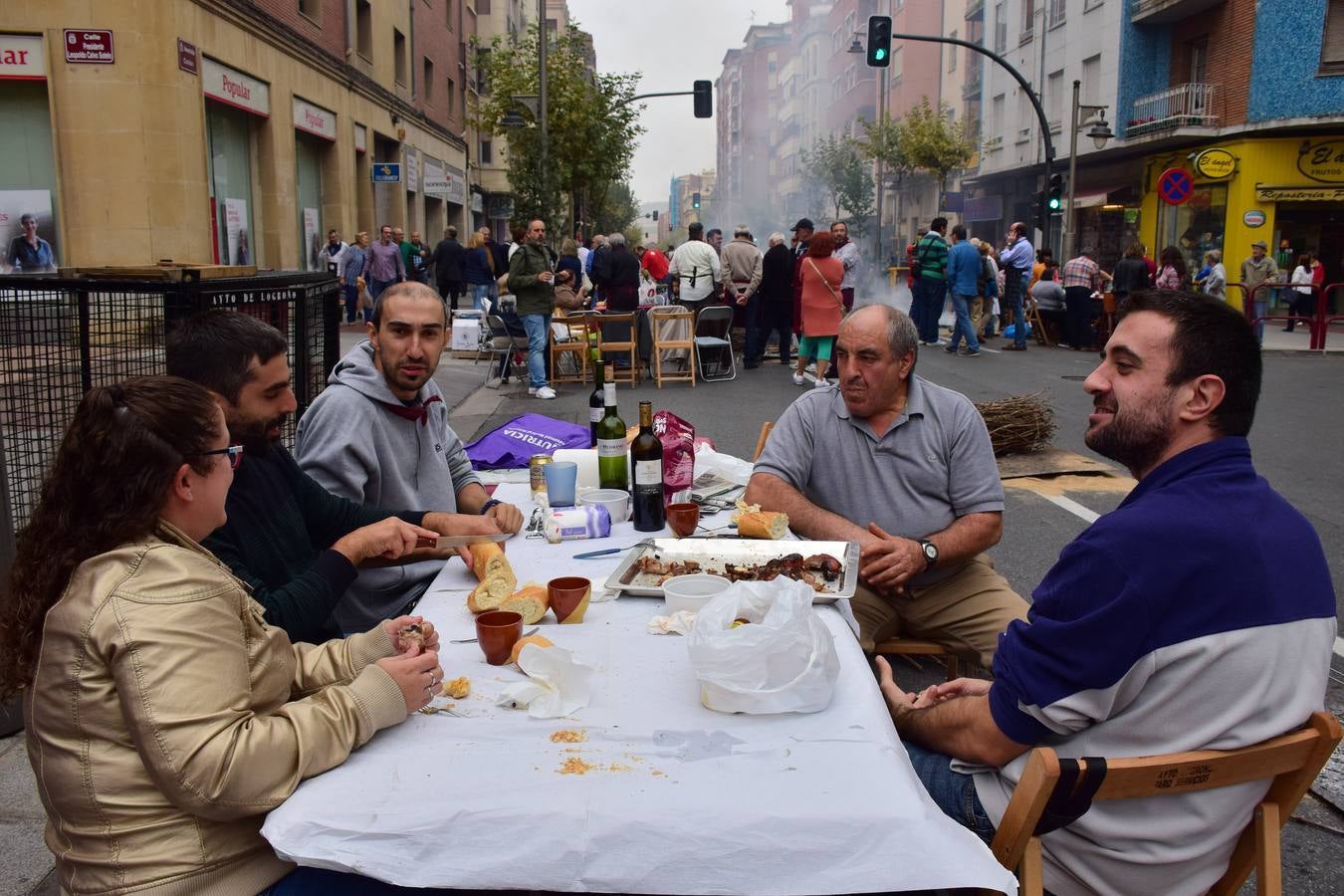 Cientos de personas disfrutaron de las chuletillas al sarmiento en la calle.