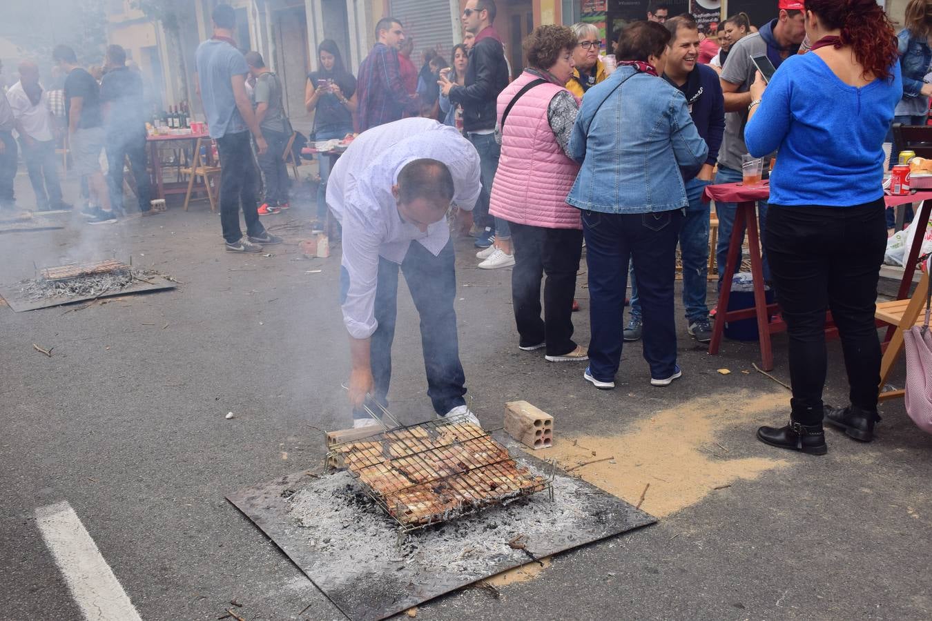 Cientos de personas disfrutaron de las chuletillas al sarmiento en la calle.