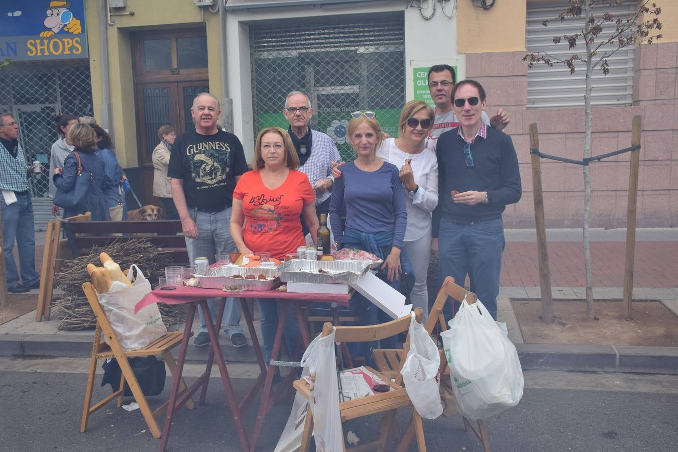 Cientos de personas disfrutaron de las chuletillas al sarmiento en la calle.