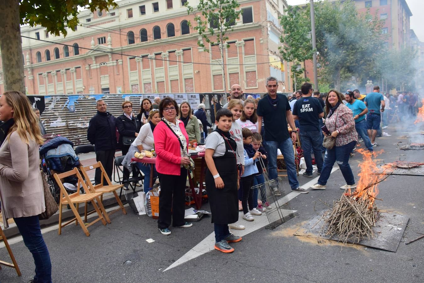 Cientos de personas disfrutaron de las chuletillas al sarmiento en la calle.