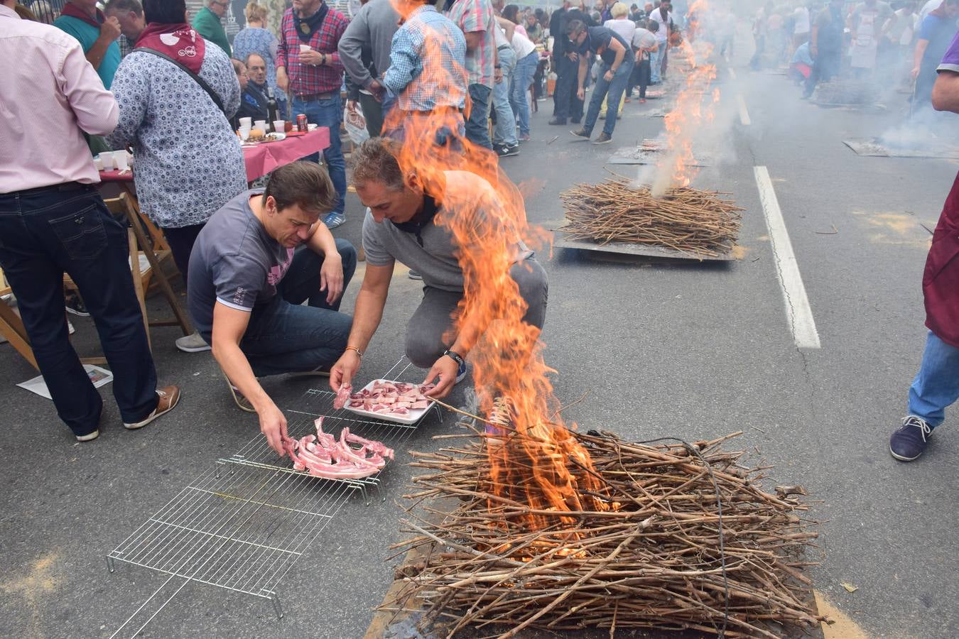 Cientos de personas disfrutaron de las chuletillas al sarmiento en la calle.