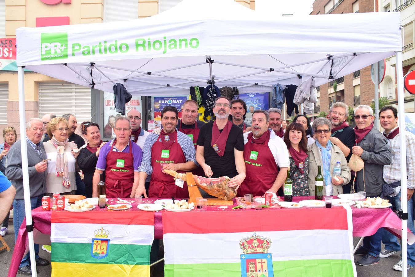 Cientos de personas disfrutaron de las chuletillas al sarmiento en la calle.