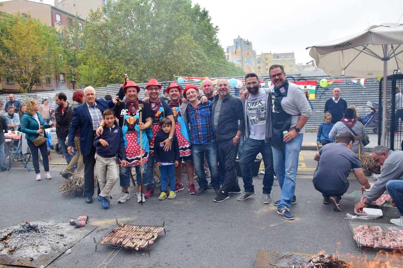 Cientos de personas disfrutaron de las chuletillas al sarmiento en la calle.