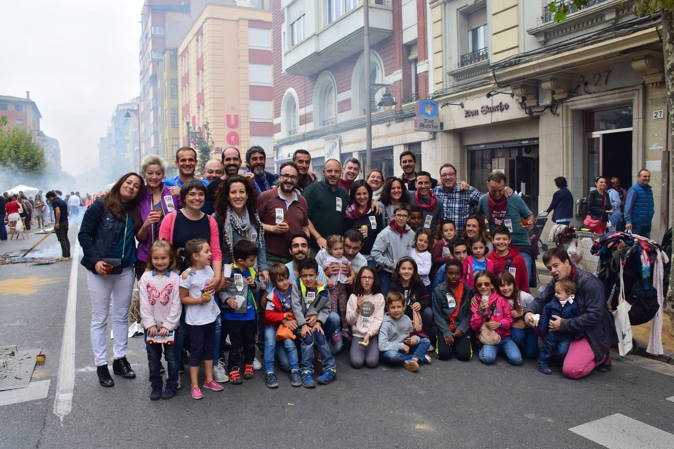 Cientos de personas disfrutaron de las chuletillas al sarmiento en la calle.