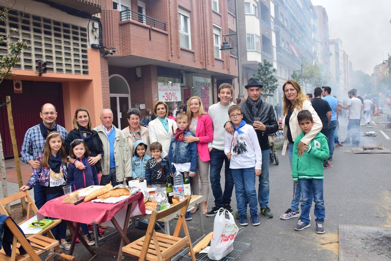 Cientos de personas disfrutaron de las chuletillas al sarmiento en la calle.