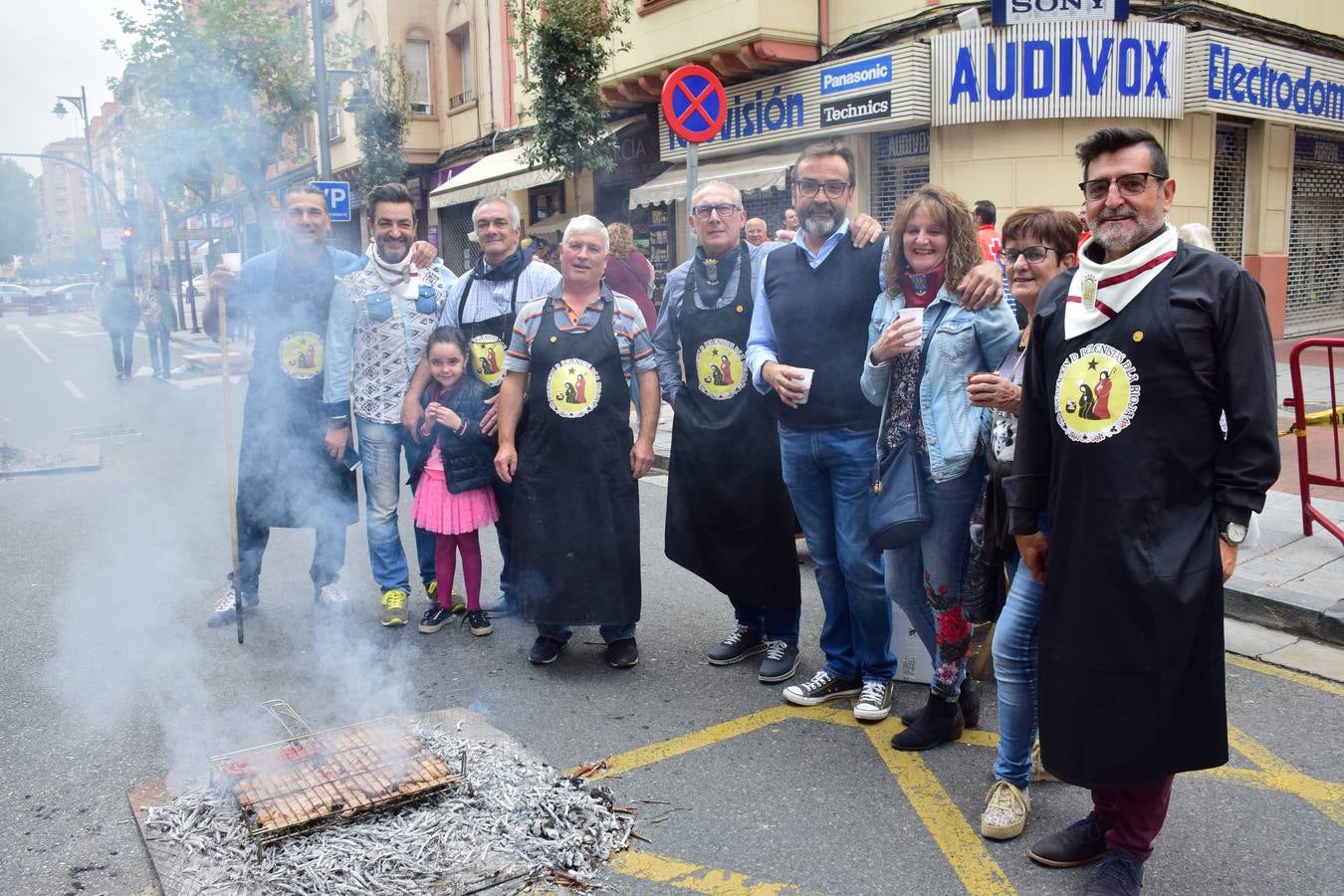 Cientos de personas disfrutaron de las chuletillas al sarmiento en la calle.