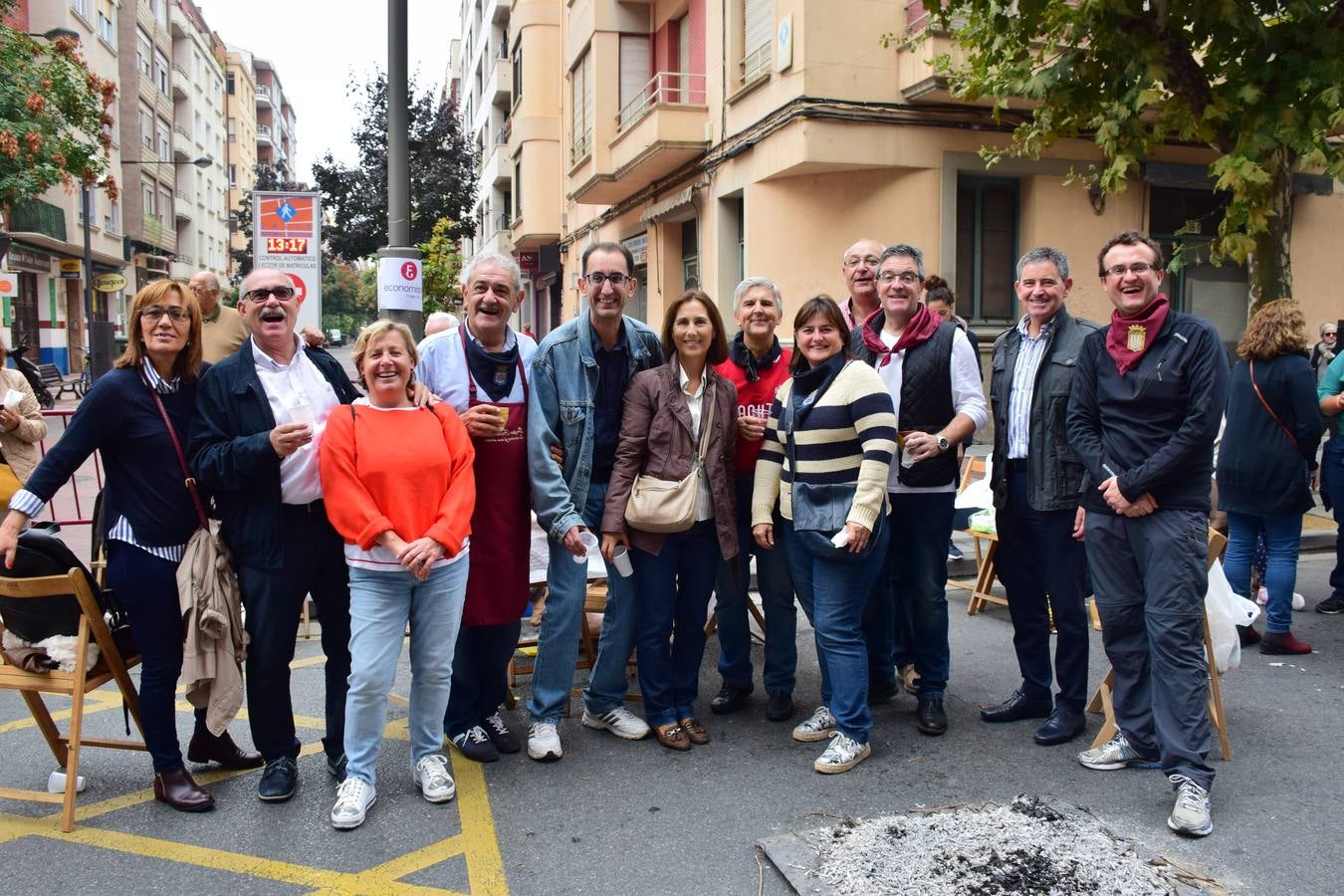 Cientos de personas disfrutaron de las chuletillas al sarmiento en la calle.